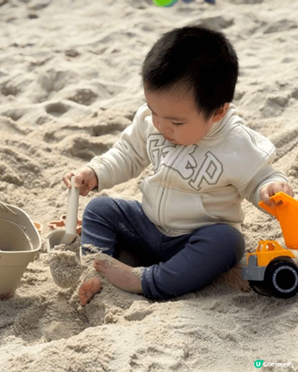 小朋友係農場餵小白兔、係公園玩沙同係迪士尼遊玩。全部都係一家...