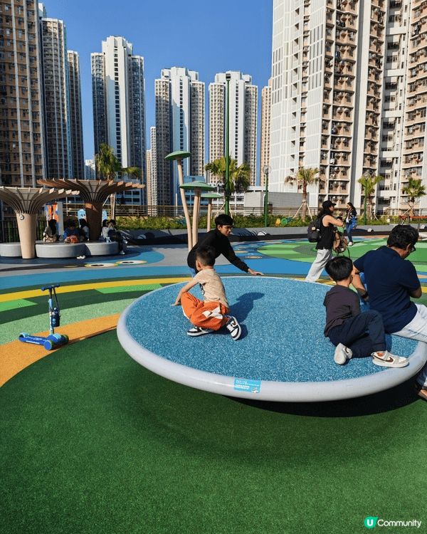 位於T Town的公園，有很多玩樂設施，有長滑梯及廣大的空間...