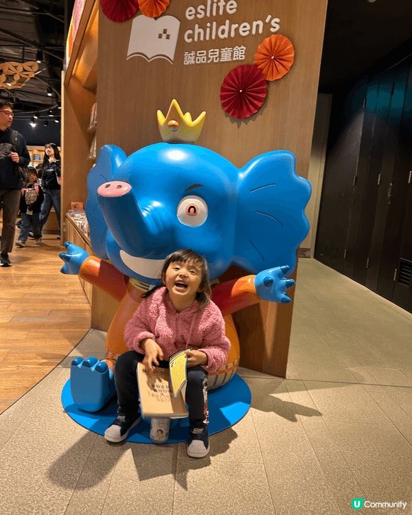 假日的時候，菲菲和爸爸媽媽常到茶果嶺公園和室內遊戲室遊玩，菲...