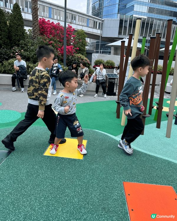 在奧運站， 奧海城2期外的五環公園， 交通方便，有大量繩網陣...