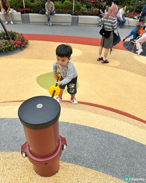 在奧運站， 奧海城2期外的五環公園， 交通方便，有大量繩網陣...