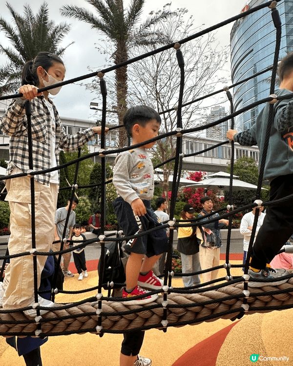 在奧運站， 奧海城2期外的五環公園， 交通方便，有大量繩網陣...