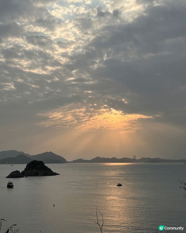 南灣沙灘睇日落真係一流！水清沙幼，仲有群山包住個海灣，勁有渡...