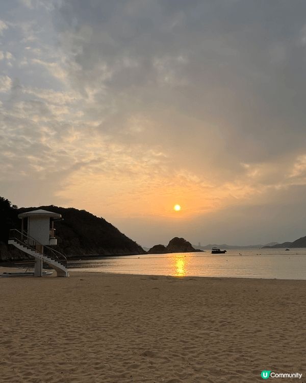 南灣沙灘睇日落真係一流！水清沙幼，仲有群山包住個海灣，勁有渡...