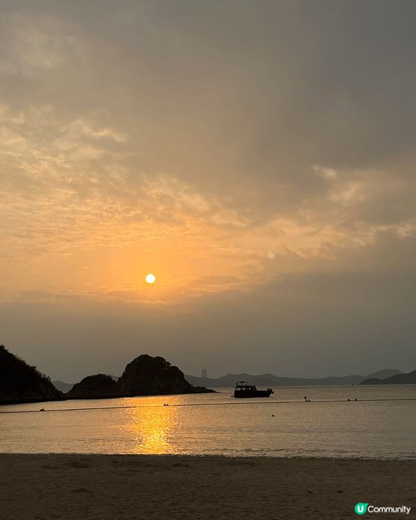 南灣沙灘睇日落真係一流！水清沙幼，仲有群山包住個海灣，勁有渡...