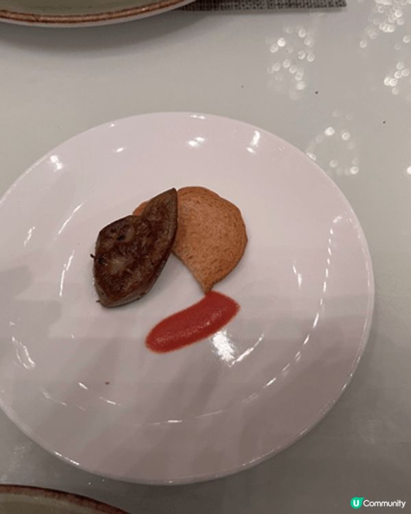 香港萬麗海景酒店萬麗咖啡室推出自助餐，食物豐富，可以任食蟹腳...