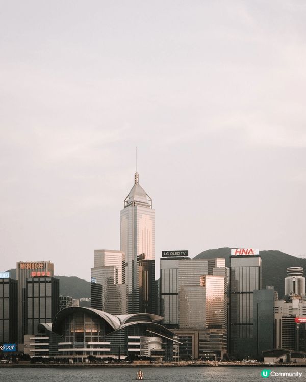 首先是尖沙咀的星光大道。沿著維多利亞港的海濱長廊走，眼前就是...