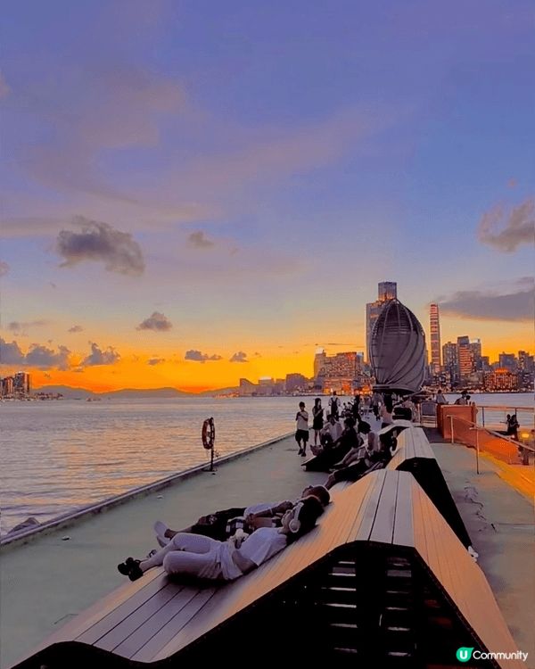 首先是尖沙咀的星光大道。沿著維多利亞港的海濱長廊走，眼前就是...