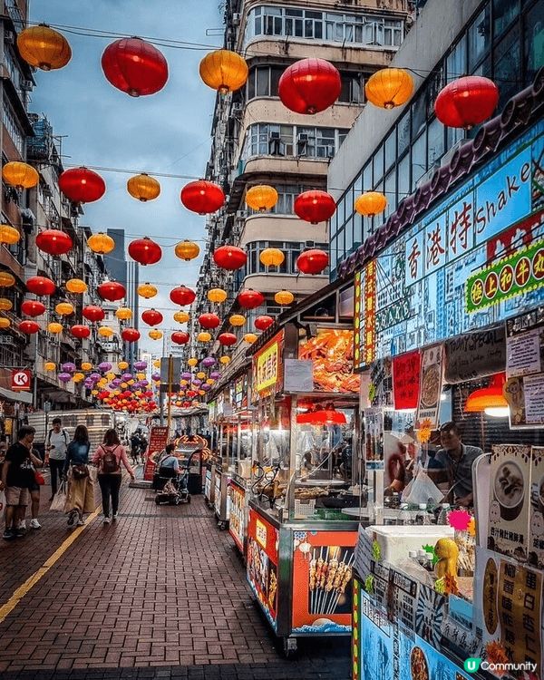 首先是尖沙咀的星光大道。沿著維多利亞港的海濱長廊走，眼前就是...