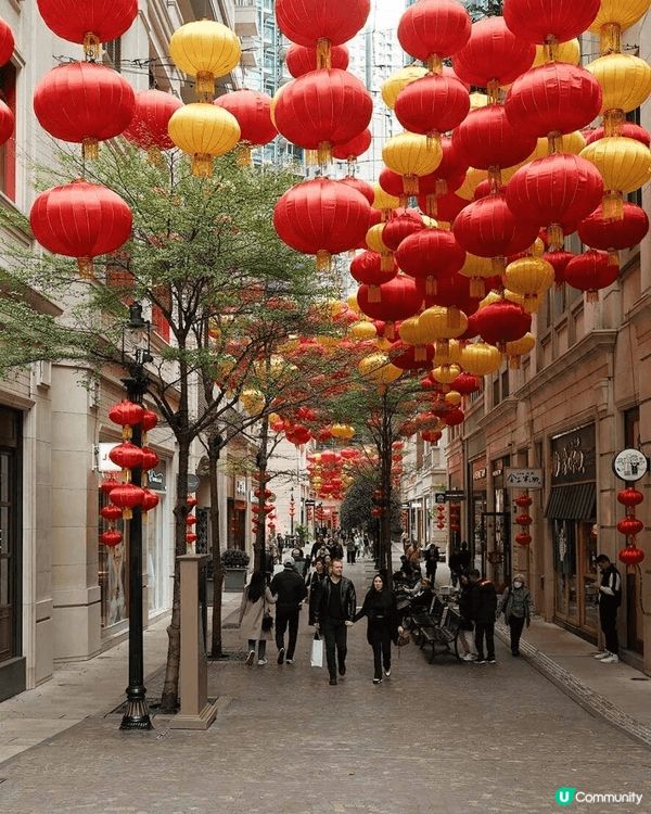 首先是尖沙咀的星光大道。沿著維多利亞港的海濱長廊走，眼前就是...