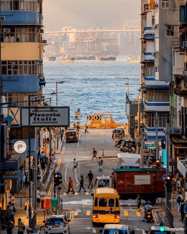 首先是尖沙咀的星光大道。沿著維多利亞港的海濱長廊走，眼前就是...