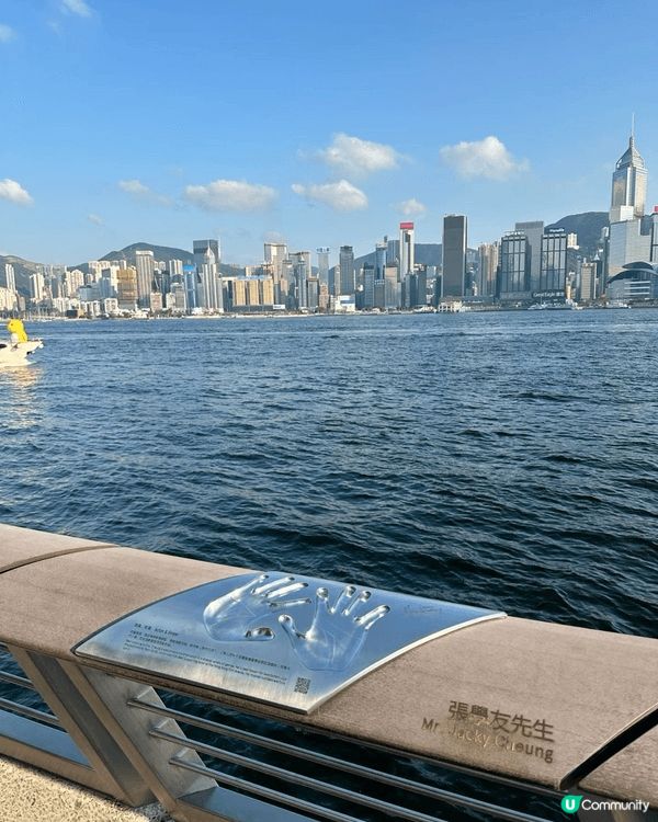 首先是尖沙咀的星光大道。沿著維多利亞港的海濱長廊走，眼前就是...