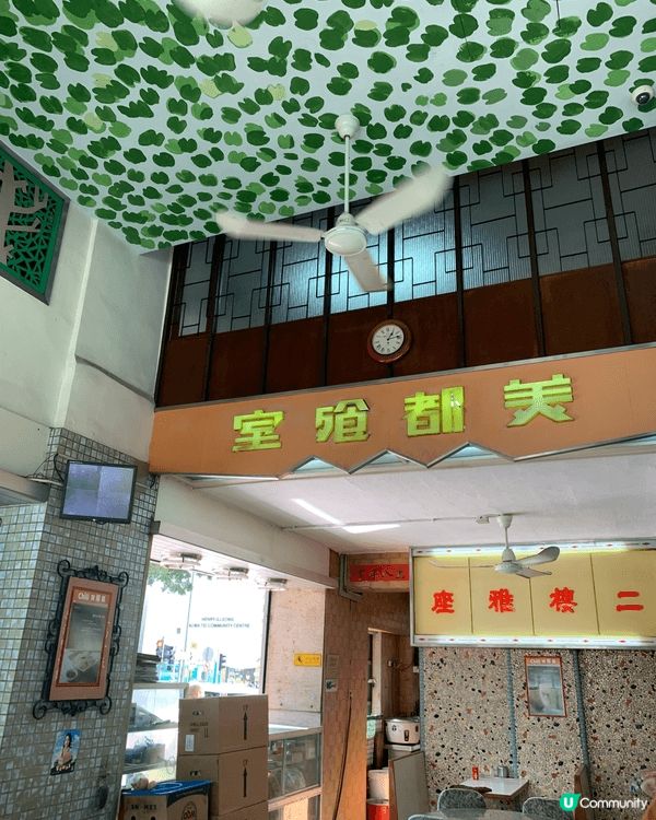 在週末時，我和朋友一起去了一幢很岀名的歷史建築物，舊油麻地警...