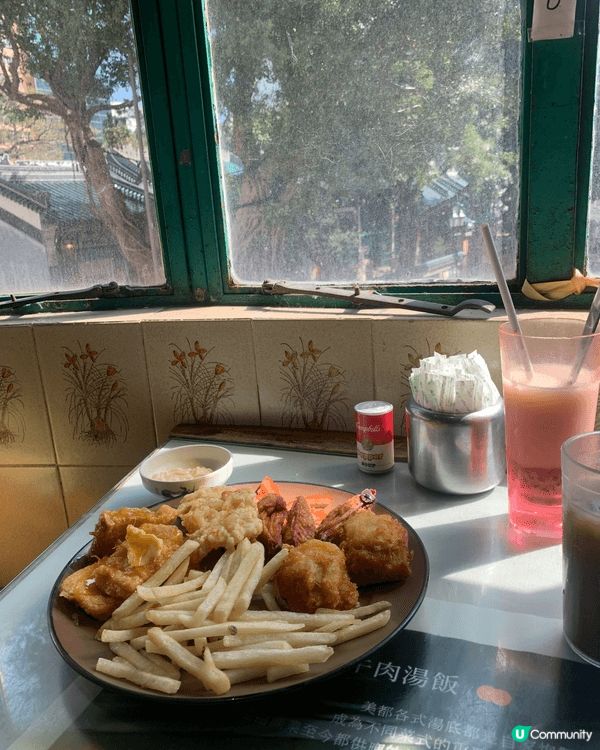 在週末時，我和朋友一起去了一幢很岀名的歷史建築物，舊油麻地警...