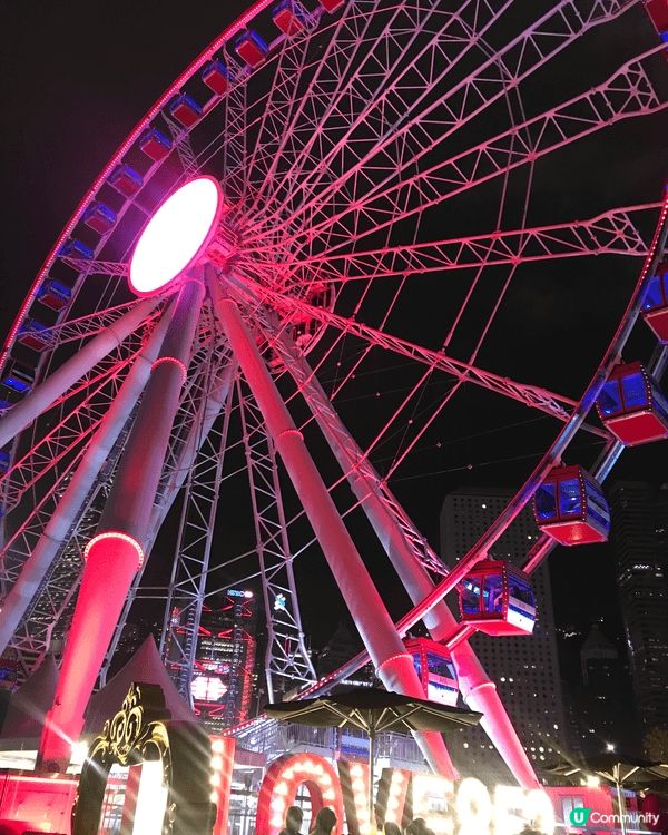 坐喺中環海濱嘅摩天輪🎡，唔單止一覽無遺靚靚香港夜景，仲可以欣...