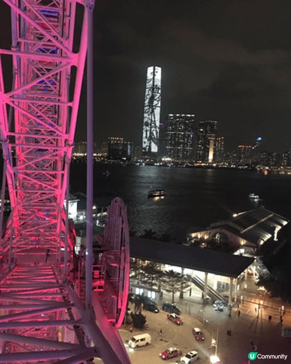 坐喺中環海濱嘅摩天輪🎡，唔單止一覽無遺靚靚香港夜景，仲可以欣...