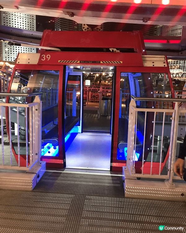 坐喺中環海濱嘅摩天輪🎡，唔單止一覽無遺靚靚香港夜景，仲可以欣...