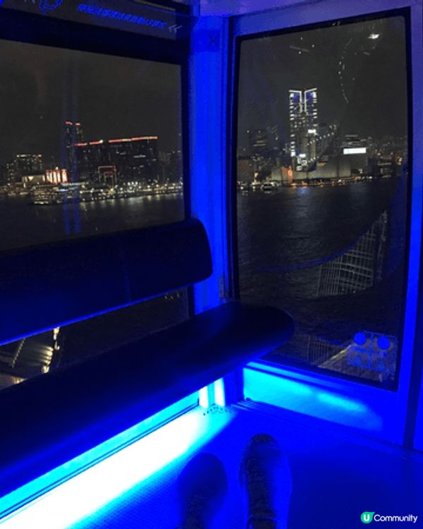 坐喺中環海濱嘅摩天輪🎡，唔單止一覽無遺靚靚香港夜景，仲可以欣...