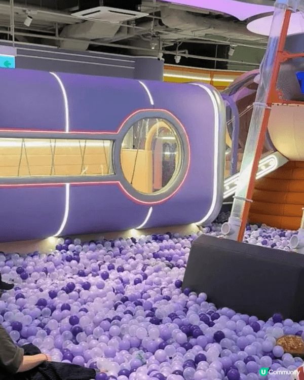 Nobi Nobi 夢幻樂園有著紫色的「星幻地帶」，它以太空...