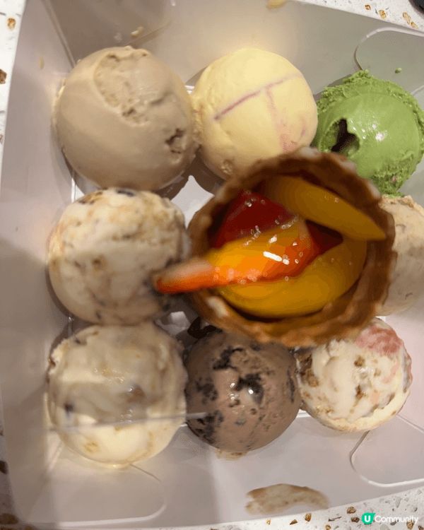 帶咗仔仔去食雪糕，揀咗一共八款唔同嘅口味包括有抹茶/咖啡/紅...