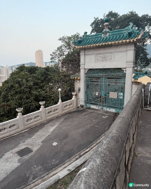 港島司徒拔道的古蹟景賢里，雖然入內參觀要預約，但未有預約，在...