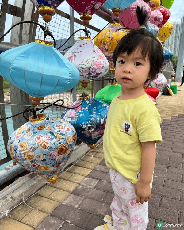 南橋上燈籠佈置成為將軍澳海旁焦點，約200個發光燈籠交錯懸掛...