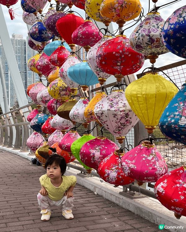 南橋上燈籠佈置成為將軍澳海旁焦點，約200個發光燈籠交錯懸掛...