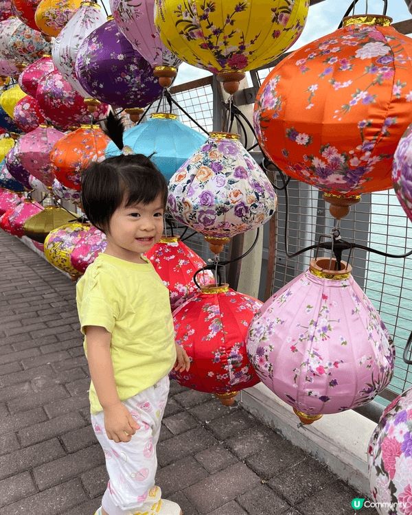 南橋上燈籠佈置成為將軍澳海旁焦點，約200個發光燈籠交錯懸掛...