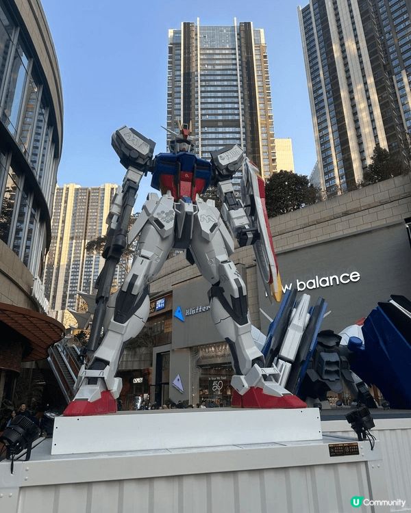 深圳前海壹方城有7.5米高的寫實「巨人天使」雕塑，以及深受高...