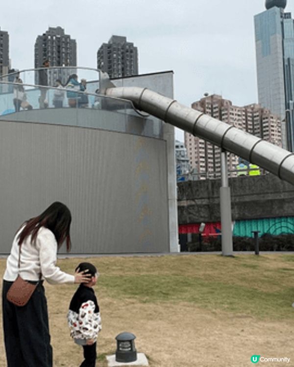 西營盤公園，有超高溜滑梯大人都可以玩！旁邊還有玩沙區還可以洗...