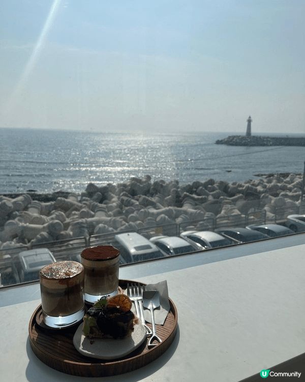 於釜山，乘坐觀光船欣賞廣安大橋日落景色。並喝著咖啡所賞海景。...