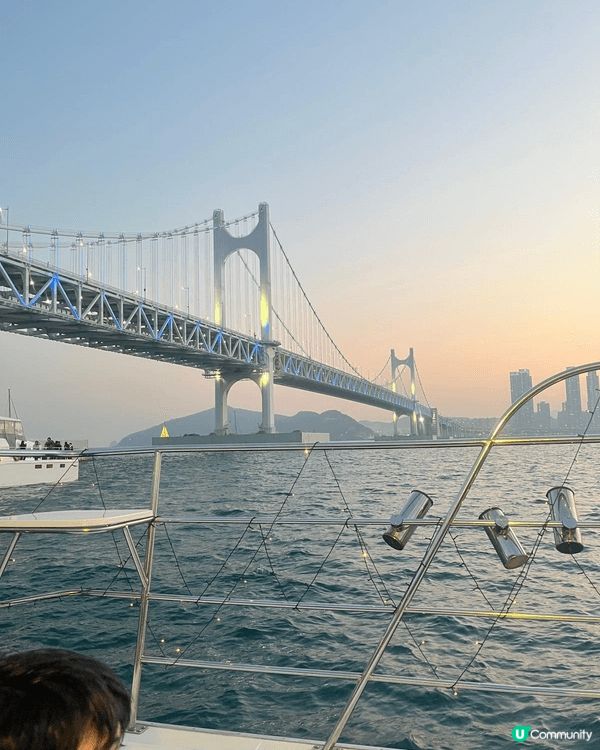 於釜山，乘坐觀光船欣賞廣安大橋日落景色。並喝著咖啡所賞海景。...