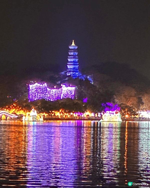 這是惠州西湖新年的景象，基本上每年新年這個地方的燈飾都十分吸...