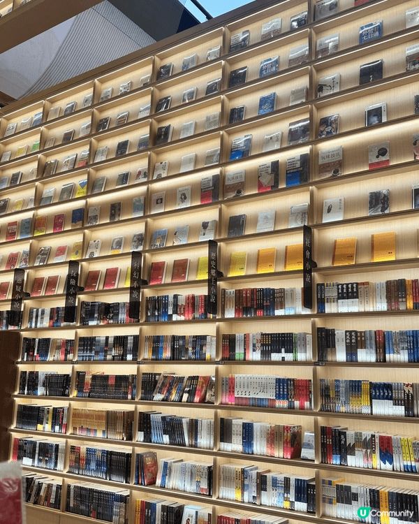 南山萬象天地，交通便利，深圳灣口岸坐地鐵可直達，大小商舖臨立...