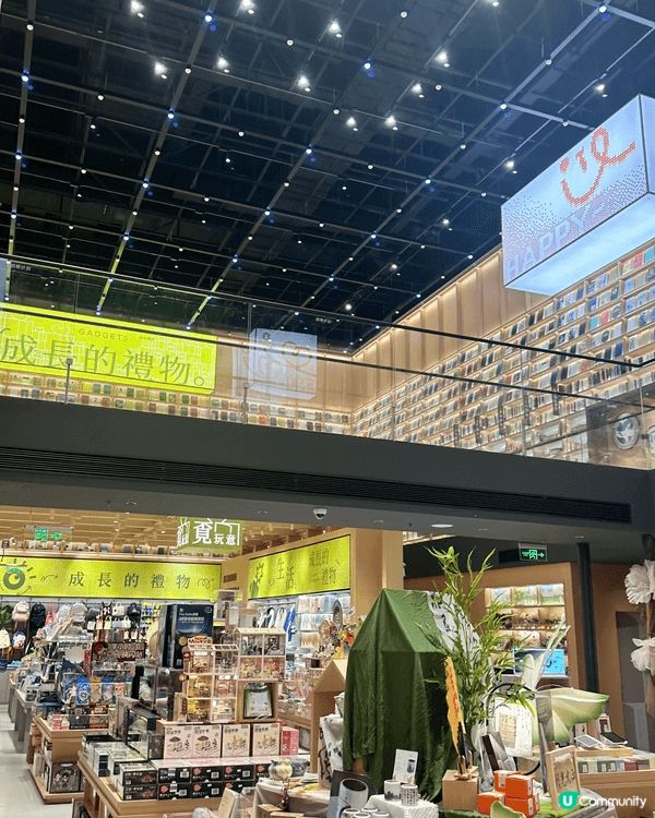 南山萬象天地，交通便利，深圳灣口岸坐地鐵可直達，大小商舖臨立...