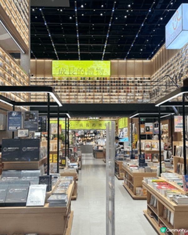 南山萬象天地，交通便利，深圳灣口岸坐地鐵可直達，大小商舖臨立...