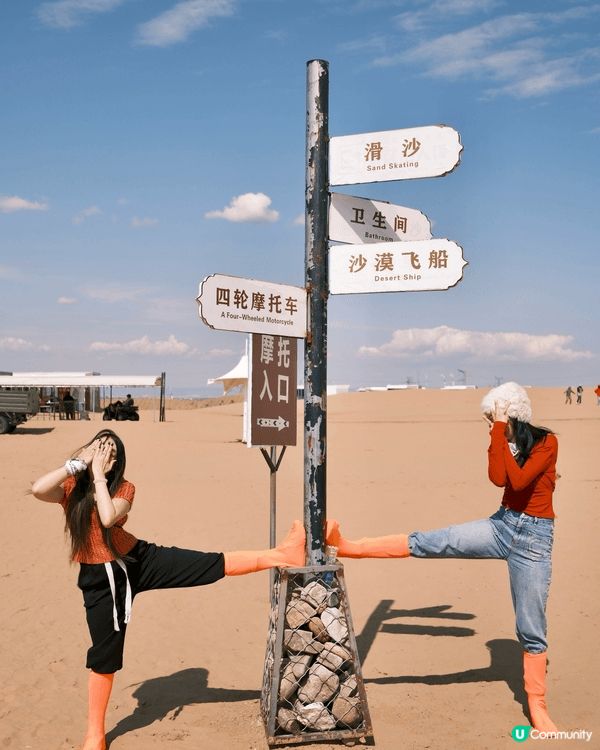 沙漠之旅，駱駝悠然走過沙丘，彷彿訴說著古老的故事。與好友同行...