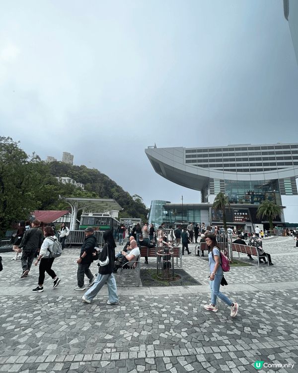 景點位於香港太平山山頂，有壯觀的景建築物，能夠觀看香港維多利...