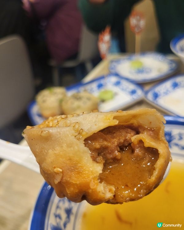 衝擊試伏！🤯 沙嗲牛肉 + 生煎包？