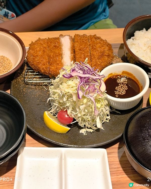 炸豬扒可選厚薄，除炸豬扒，還有坐開炸紅唐揚雞炸池魚，多種醬汁...