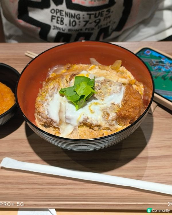 炸豬扒可選厚薄，除炸豬扒，還有坐開炸紅唐揚雞炸池魚，多種醬汁...