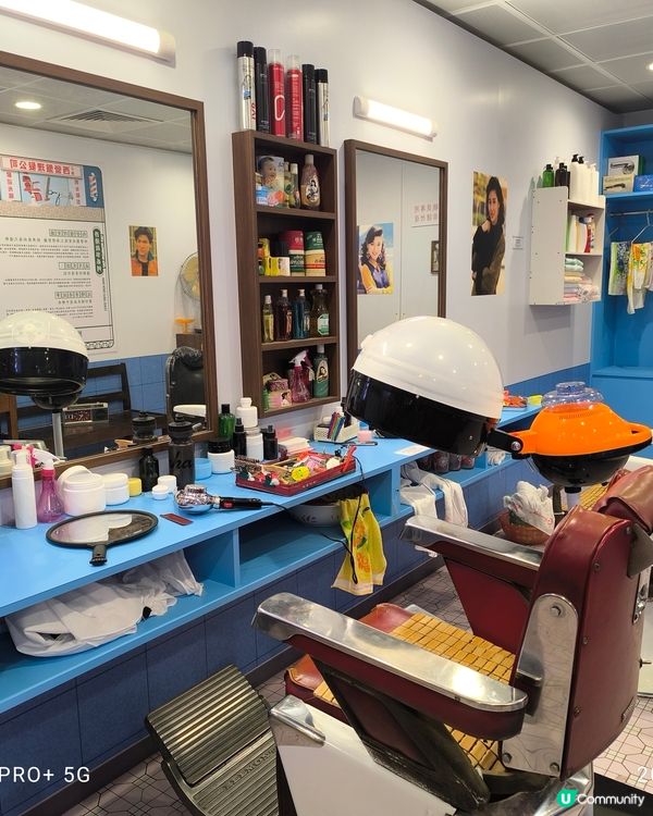 西營盤地鐵站內懷舊裝飾打理卡理髮店