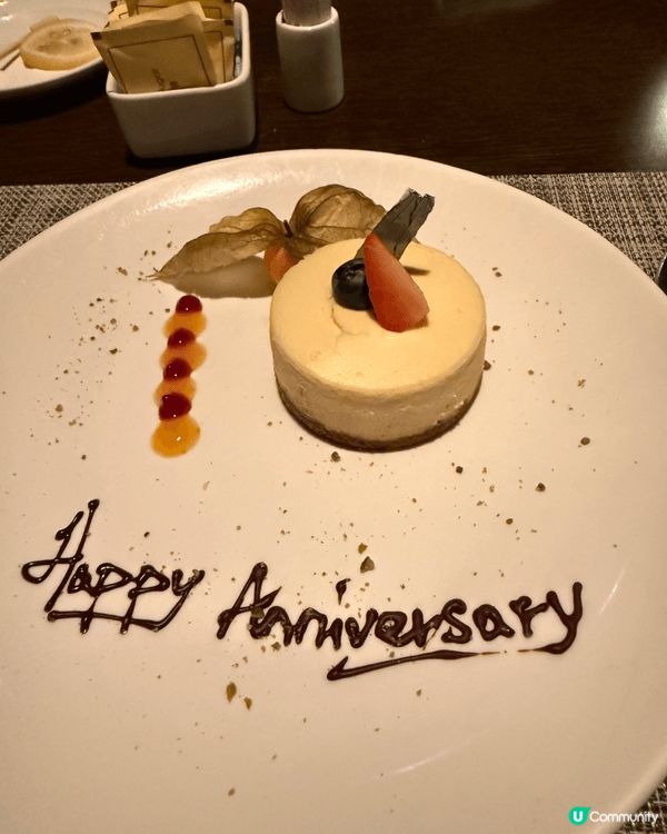 落地玻璃旁的燭光晚餐氛圍浪漫，牛扒香氣四溢，映襯城市夜景，光...