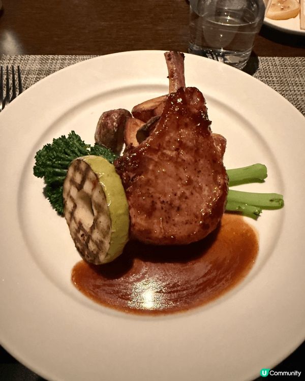 落地玻璃旁的燭光晚餐氛圍浪漫，牛扒香氣四溢，映襯城市夜景，光...