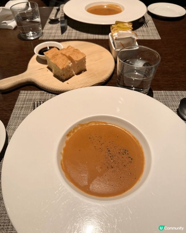 落地玻璃旁的燭光晚餐氛圍浪漫，牛扒香氣四溢，映襯城市夜景，光...