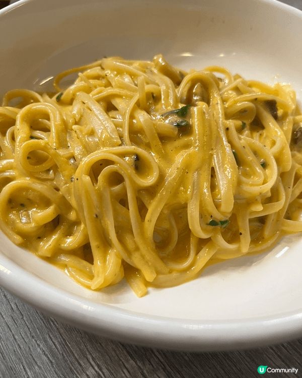 招牌手打牛肉漢堡，份量中等唔算特別大份，但用料新鮮，造工亦頗...