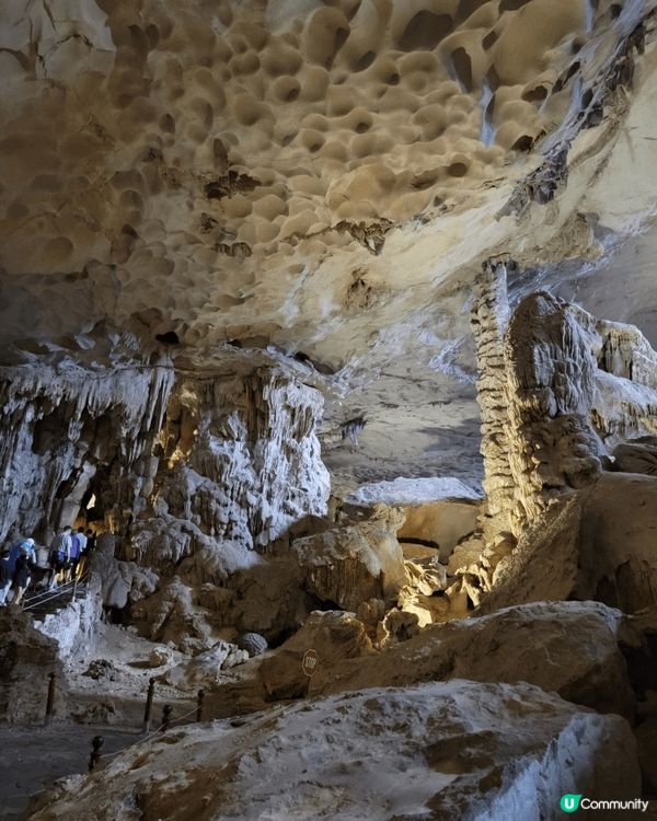 河內聖若瑟大教堂（大教堂）是法式新哥德建築，尖塔高聳，彩繪玻...