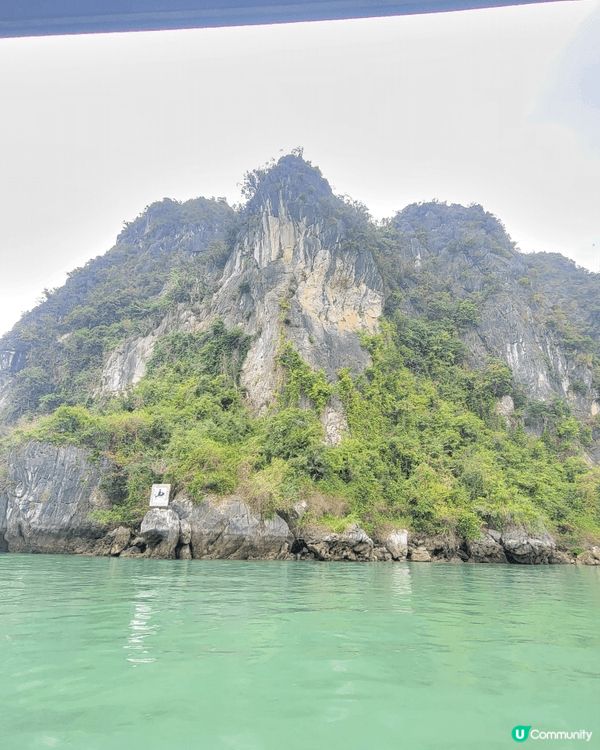 河內聖若瑟大教堂（大教堂）是法式新哥德建築，尖塔高聳，彩繪玻...