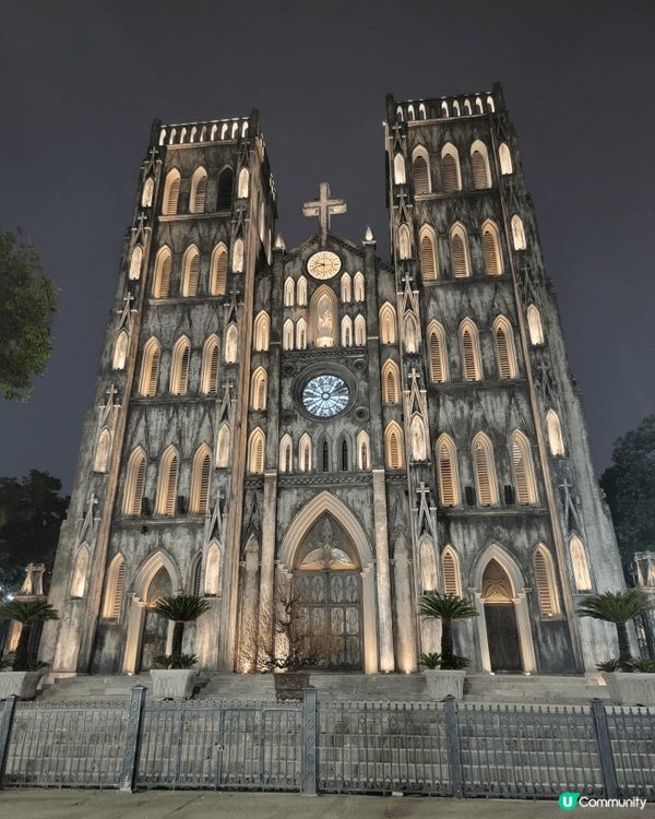 河內聖若瑟大教堂（大教堂）是法式新哥德建築，尖塔高聳，彩繪玻...