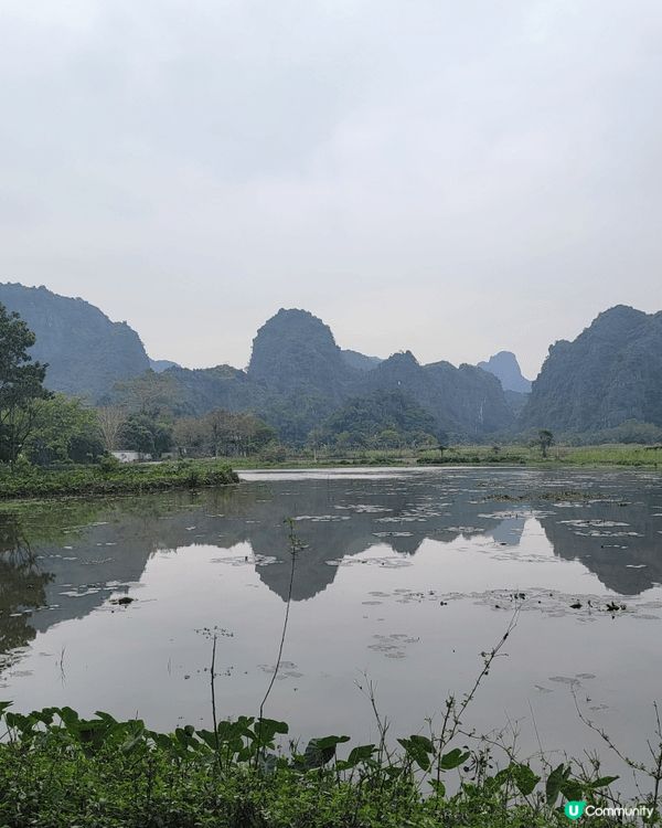 河內聖若瑟大教堂（大教堂）是法式新哥德建築，尖塔高聳，彩繪玻...